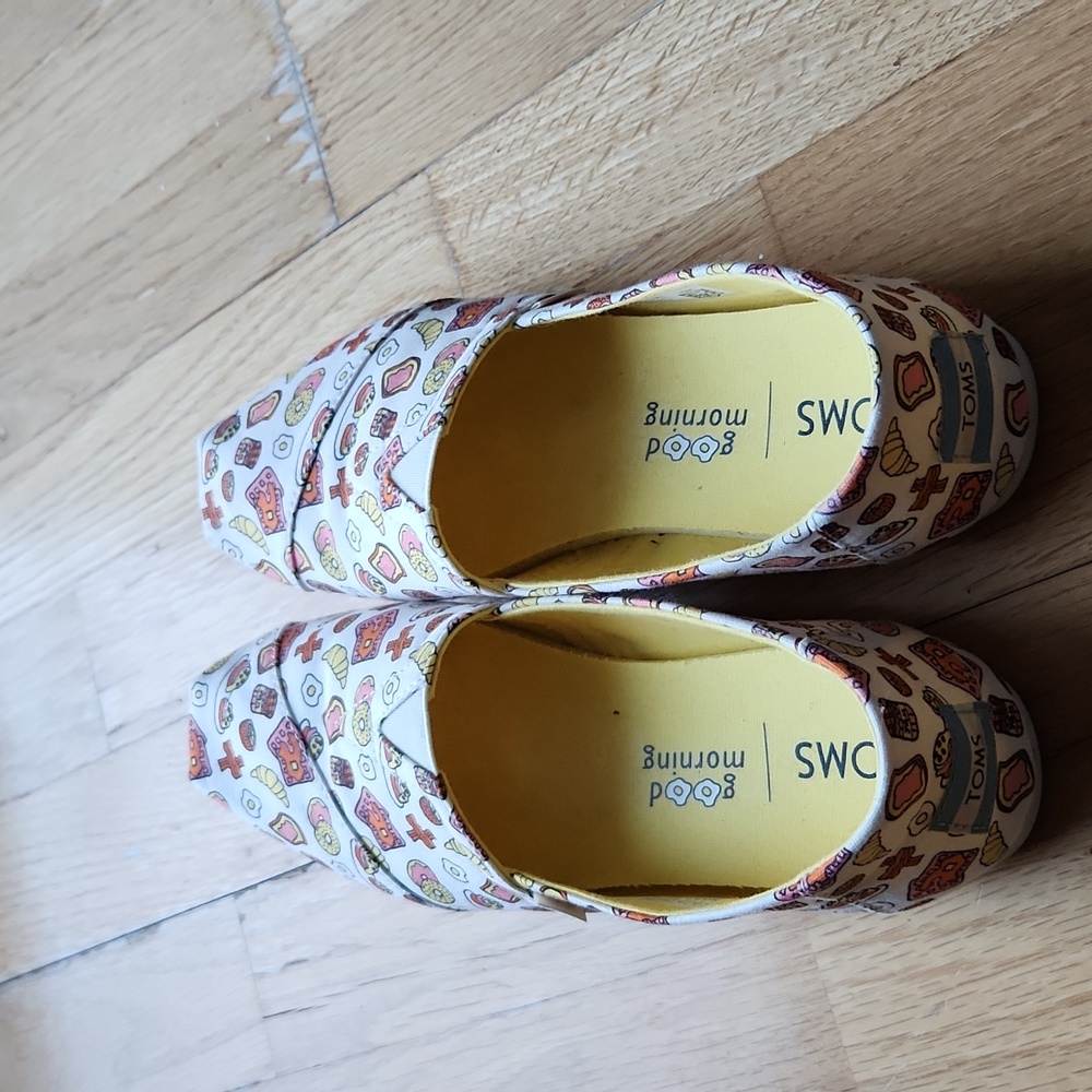 EUC Toms Alpargatas Slip-Ons